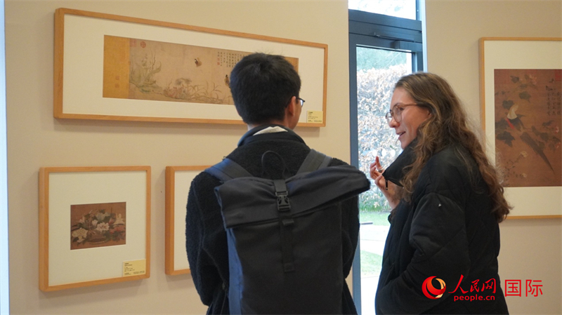 劍橋大學學者參觀宋畫特展。人民網(wǎng) 徐量攝
