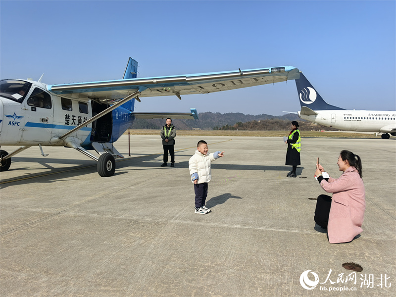 市民乘坐低空短途客運航線往返武漢和十堰。人民網記者 周雯攝