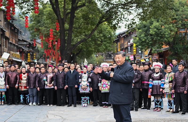 △今年3月17日，在貴州肇興侗寨考察時，習近平總書記同村民們親切交流。