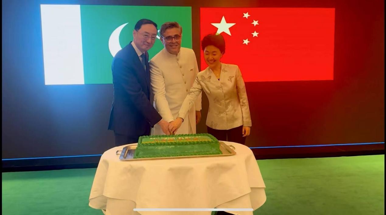 外交部副部長孫衛(wèi)東（左）、巴基斯坦駐華大使卡里爾·哈什米（中）、中聯(lián)部副部長孫海燕（右）共切蛋糕。巴基斯坦駐華大使館供圖
