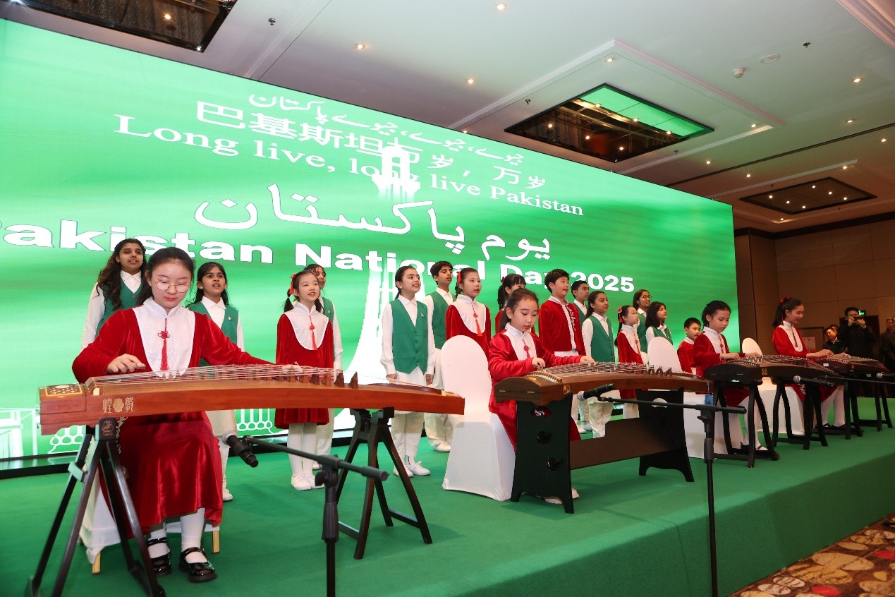 中巴兩國學生演出。巴基斯坦駐華大使館供圖