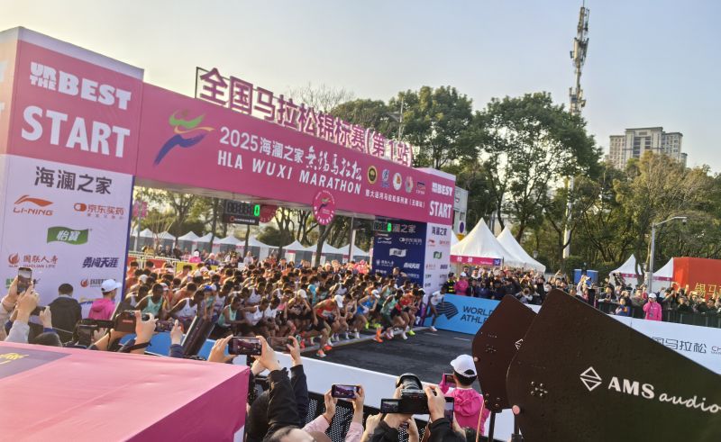 參賽選手沖出起跑線。 人民網(wǎng)記者 楊磊攝
