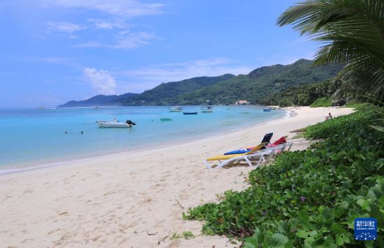 3月19日，游客在塞舌爾馬埃島海邊休閑。新華社記者 董江輝 攝