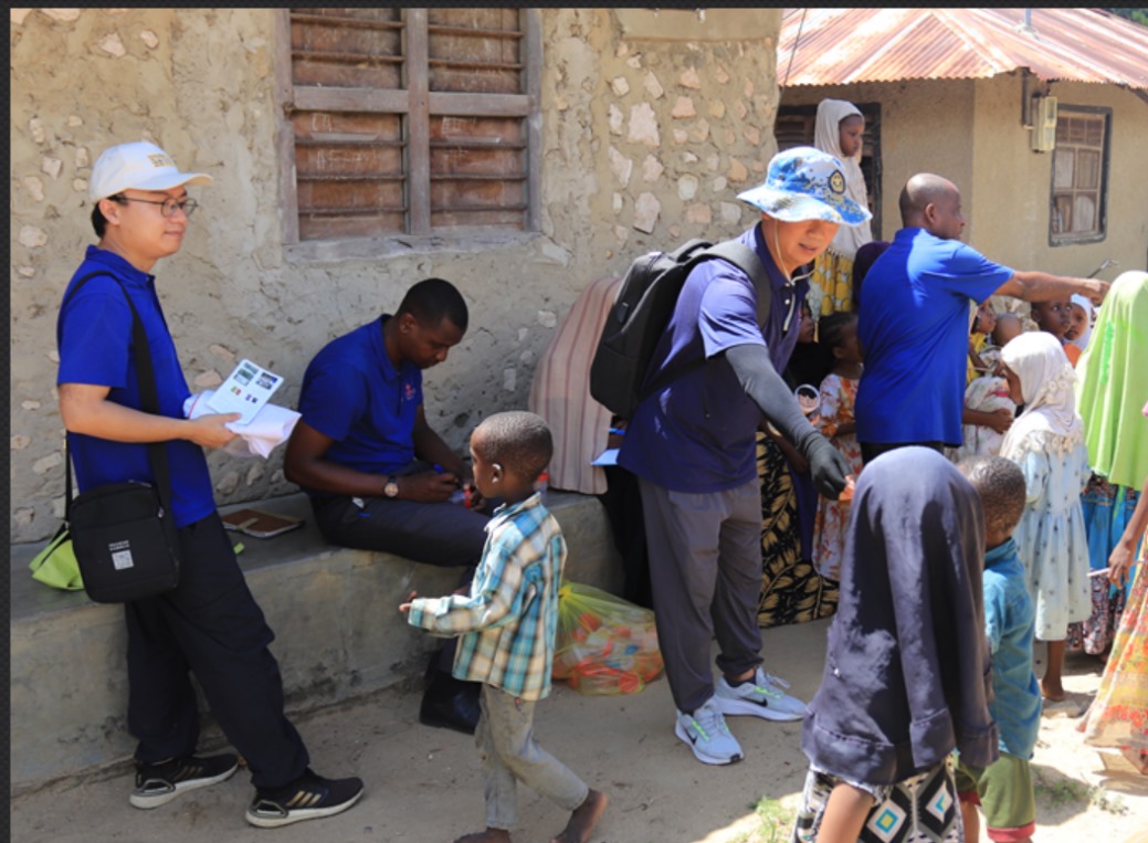 專家組向村民發(fā)放健康教育手冊和健康教育用品。專家組供圖