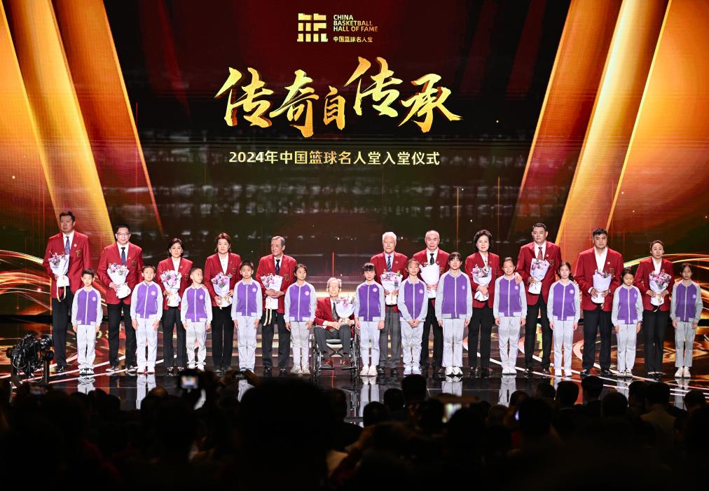 3月23日，在場的各屆中國籃球名人堂入堂人物在入堂儀式上合影留念。新華社記者 陳鐘昊 攝