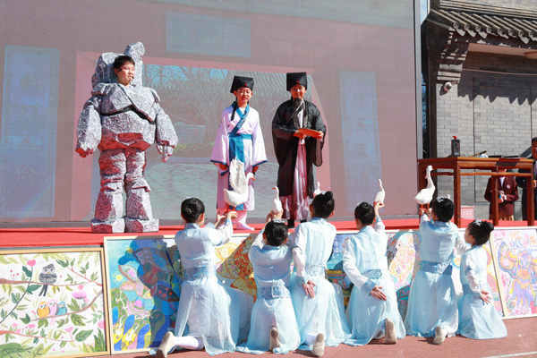 展覽開幕式上，府學(xué)學(xué)子上演情景劇《鵝池》。府學(xué)胡同小學(xué)供圖
