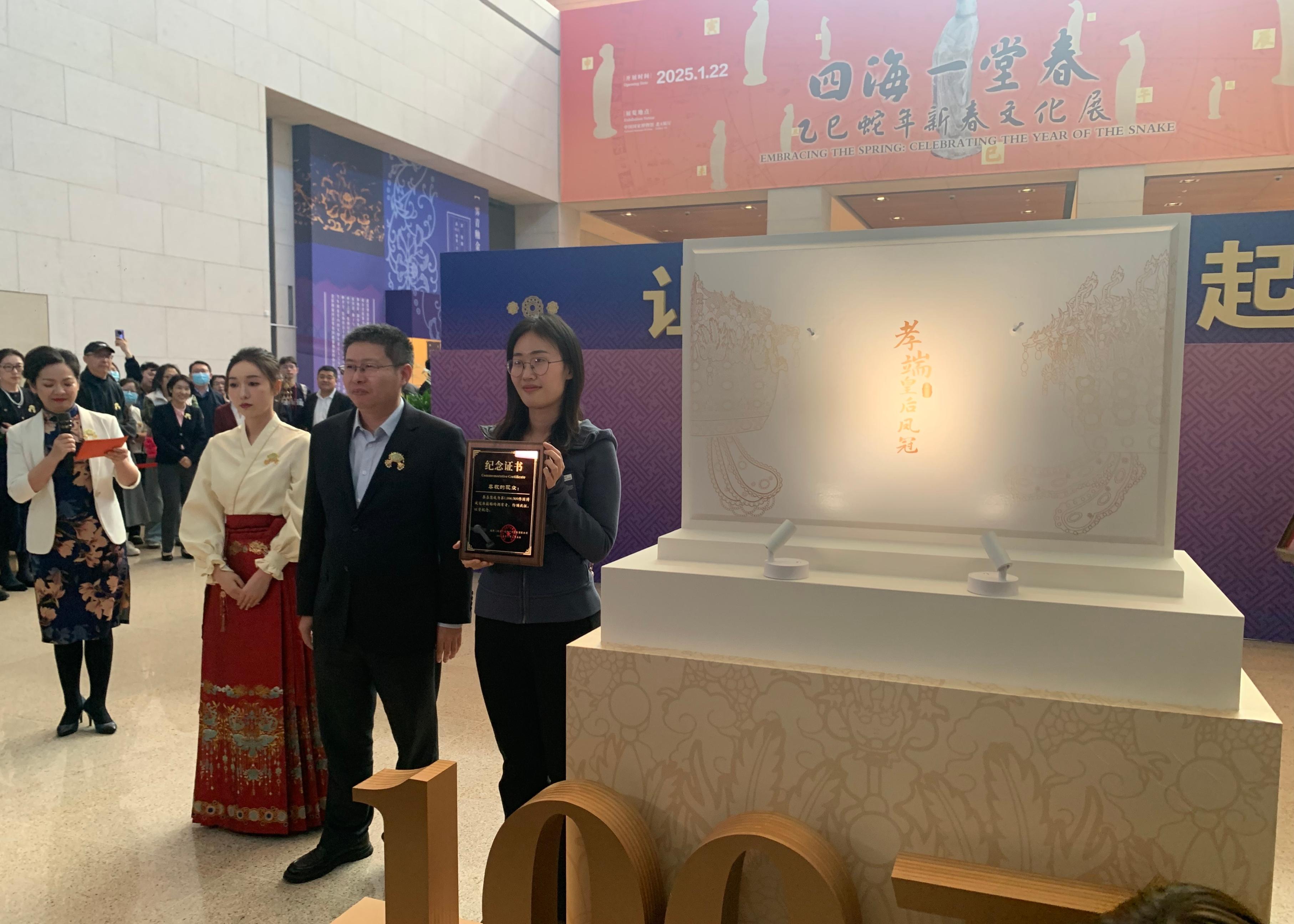 國博文創(chuàng)團隊精心準備了“紀念款鳳冠冰箱貼”和紀念證書贈送給第100萬件鳳冠冰箱貼的購買者。人民網(wǎng)記者 劉穎穎攝