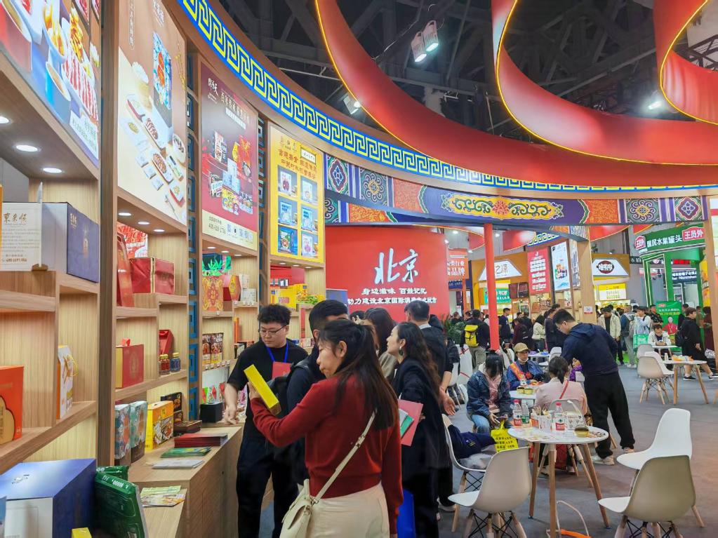3月25日，在四川省成都市舉行的第112屆全國糖酒商品交易會中華老字號專區(qū)，展商們在展位前交流。新華社記者 張海磊 攝