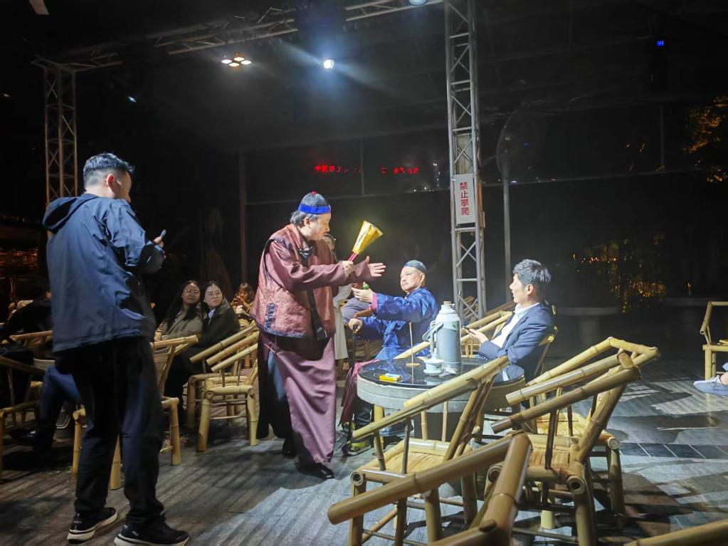 3月24日，《鶴鳴傳奇》在四川省成都市人民公園鶴鳴茶社演出。新華社記者 張海磊 攝
