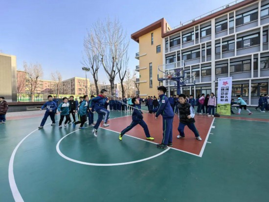 北京師范大學(xué)實(shí)驗(yàn)小學(xué)開(kāi)展跳繩比賽。