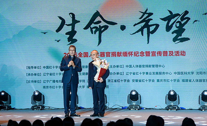 中國紅十字會副會長白巖松在現(xiàn)場采訪“人民英雄”張定宇教授。主辦方供圖