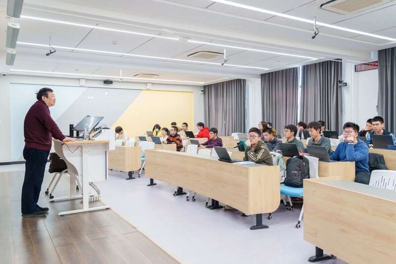 北航面向全校本科生開設(shè)《人工智能導(dǎo)論》通識必修課。校方供圖