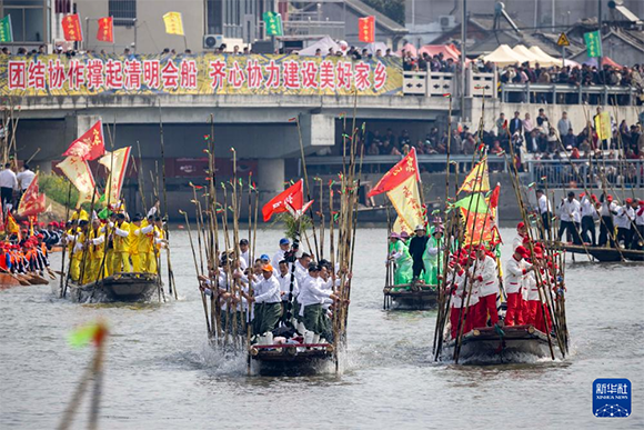 ?4月4日，選手在參加茅山會(huì)船盛會(huì)。新華社發(fā)（湯德宏 攝）