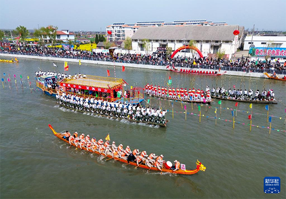 4月4日， 選手在參加茅山會(huì)船盛會(huì)（無(wú)人機(jī)照片）。新華社發(fā)（顧繼紅 攝）