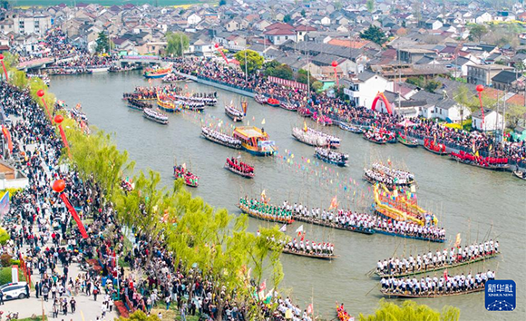 4月4日，選手在參加茅山會(huì)船盛會(huì)（無(wú)人機(jī)照片）。?新華社發(fā)（周社根 攝）