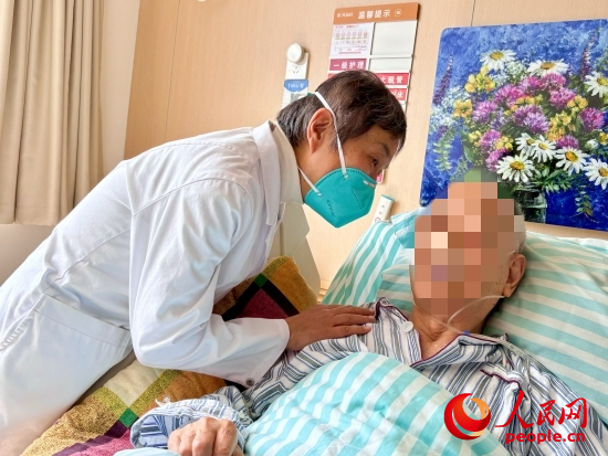 秦苑查房時詢問患者情況。人民網(wǎng) 陳葉欣攝