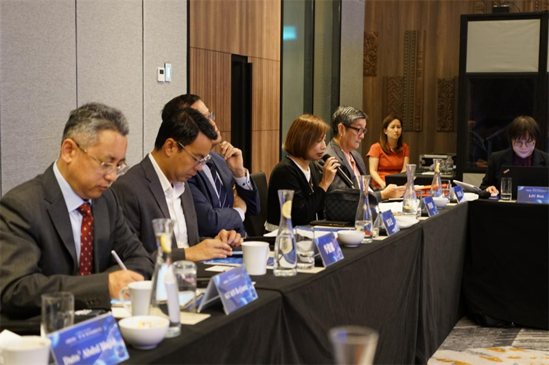 《南洋商報(bào)》總編輯羅依薇（左四）進(jìn)行致辭。林俊揚(yáng)攝