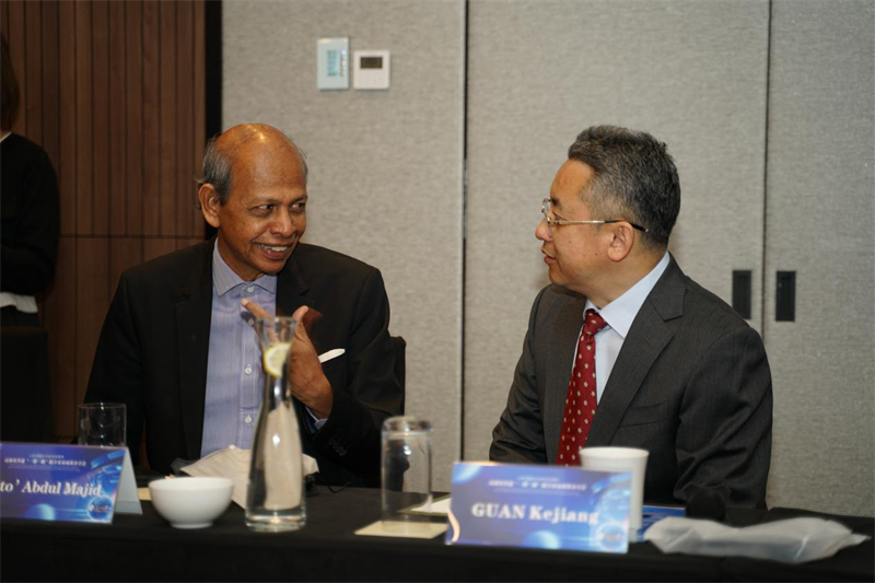 分享會現(xiàn)場，中方記者同與會代表進(jìn)行友好交流。林俊揚(yáng)攝