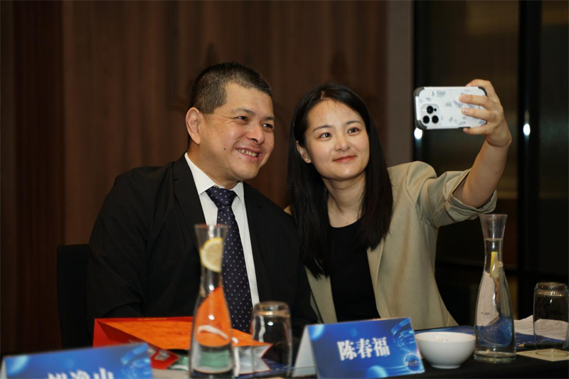 分享會上，中方記者同與會代表合影留念。林俊揚(yáng)攝