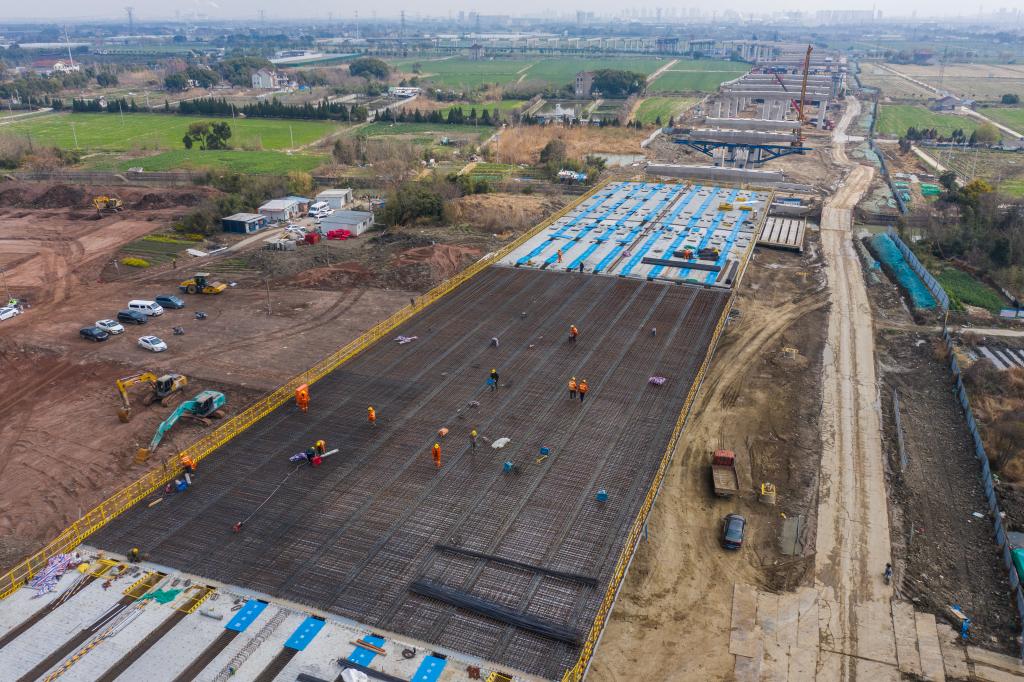 3月7日，在524國道秀洲王江涇至新塍公路工程TJ02標段，作業(yè)人員正在進行60米鋼混組合梁現(xiàn)澆橋面板鋼筋焊接及綁扎作業(yè)（無人機照片）。新華社記者 徐昱 攝