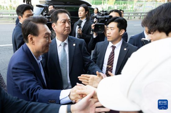 4月11日，韓國前總統(tǒng)尹錫悅（左一）在離開首爾漢南洞官邸時與支持者握手。新華社發(fā)（全休相攝）