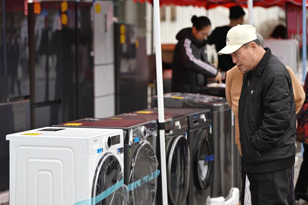 3月28日，天津市北辰區(qū)舉行2025年消費品以舊換新惠民服務活動，吸引眾多市民前來選購。新華社記者 李然 攝