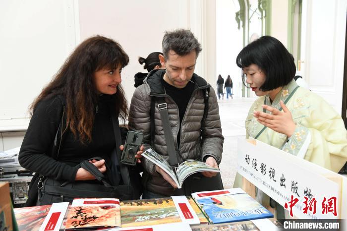 當(dāng)?shù)貢r(shí)間4月11日，2025年巴黎圖書節(jié)在巴黎大皇宮揭幕。中國出版代表團(tuán)攜千余種中國精品圖書亮相展會(huì)。 中新社記者 李洋 攝