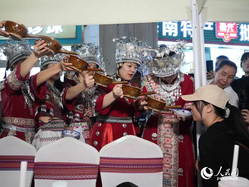 游客體驗(yàn)互動(dòng)演出《高山流水》。人民網(wǎng)記者 張力洋攝