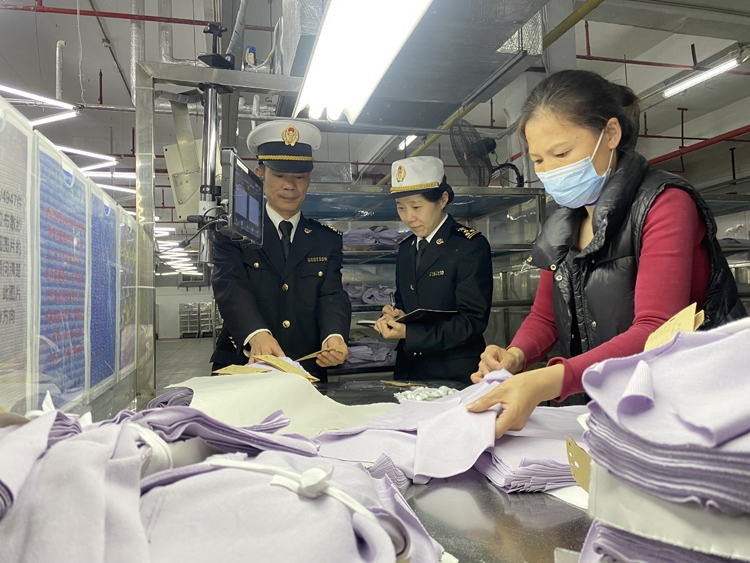 黃埔海關關員到毛織企業(yè)開展調(diào)研。周青攝