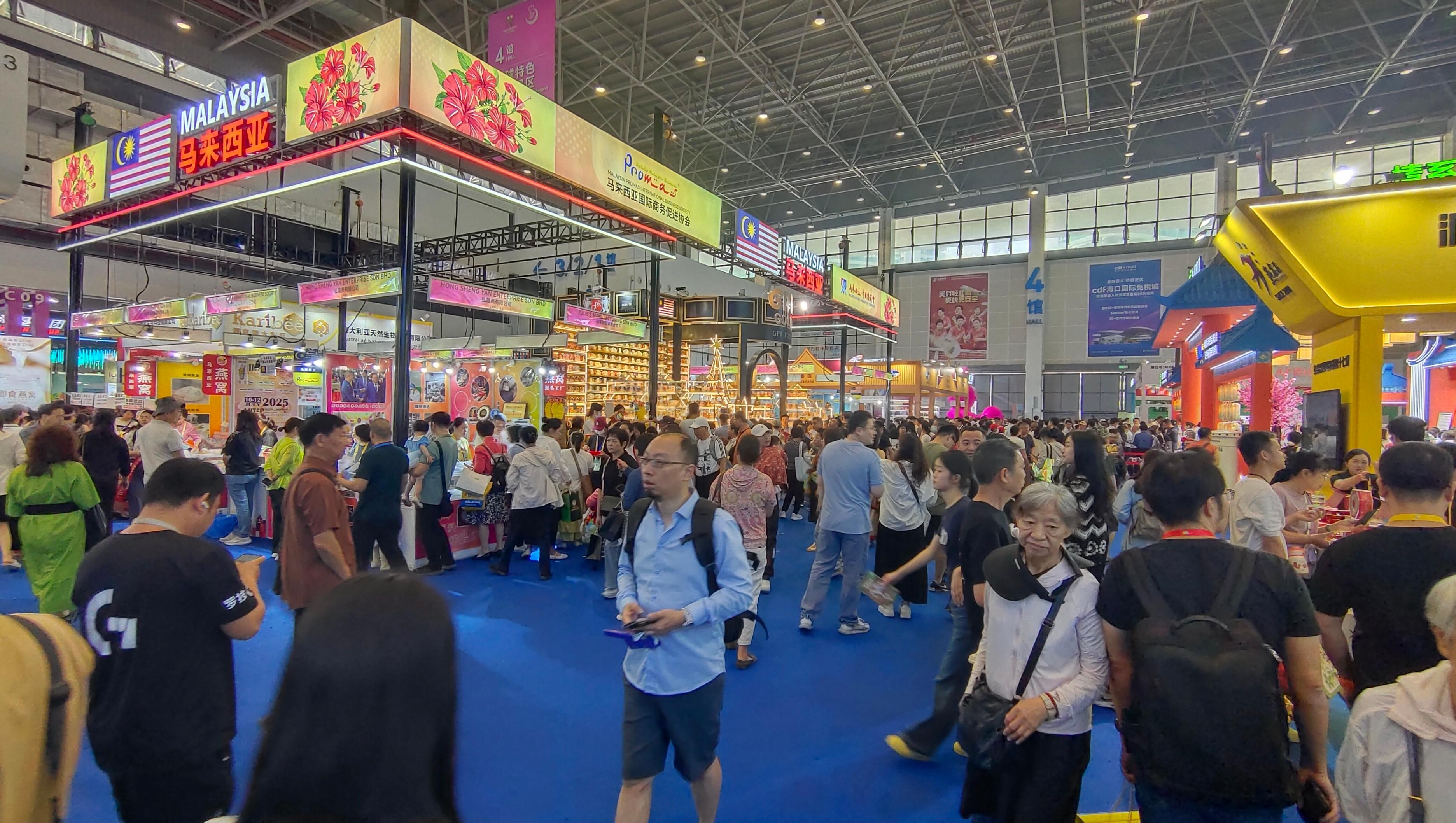 消博會(huì)迎來(lái)公眾開(kāi)放日，眾多市民、客商來(lái)到展館參觀、購(gòu)物。人民網(wǎng)記者 李彤?dāng)z