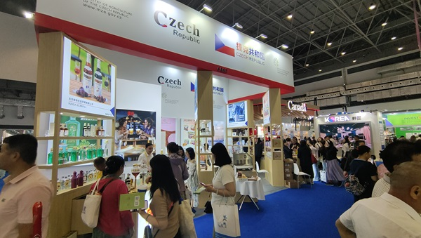 觀展者在各國(guó)展臺(tái)采購(gòu)、咨詢。人民網(wǎng)記者 李彤?dāng)z