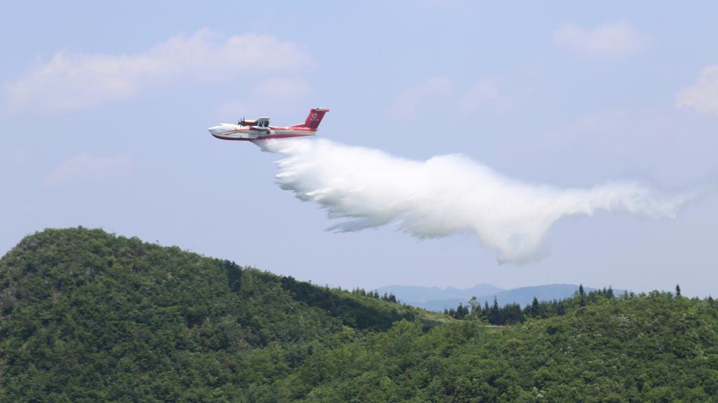 AG600飛機在四川西昌開展典型滅火場景驗證試飛科目（2023年6月攝）。新華社發(fā)（中國航空工業(yè)集團供圖）