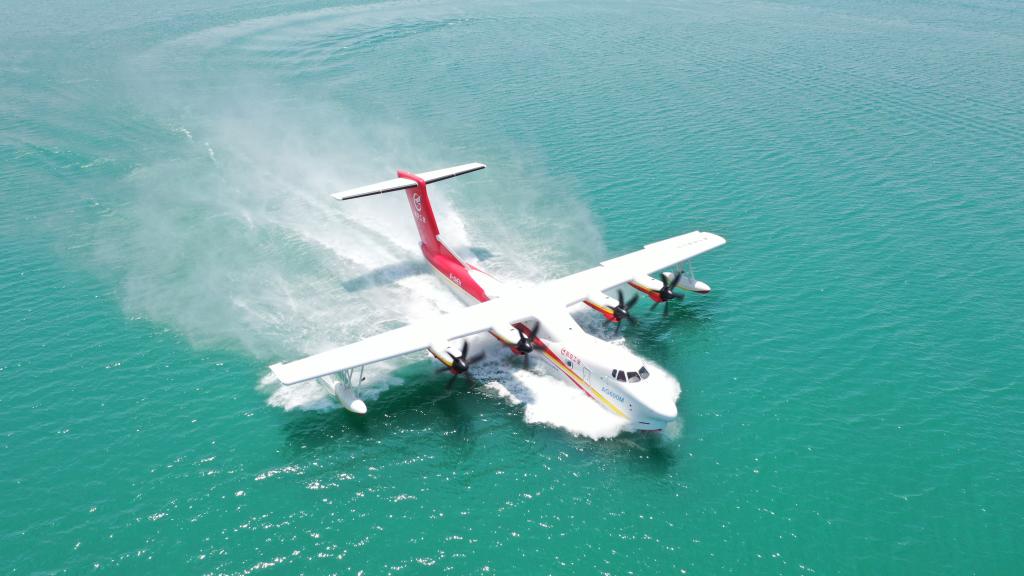 AG600飛機在湖北荊門開展水上科目試飛（2023年4月攝）。新華社發(fā)（中國航空工業(yè)集團供圖）