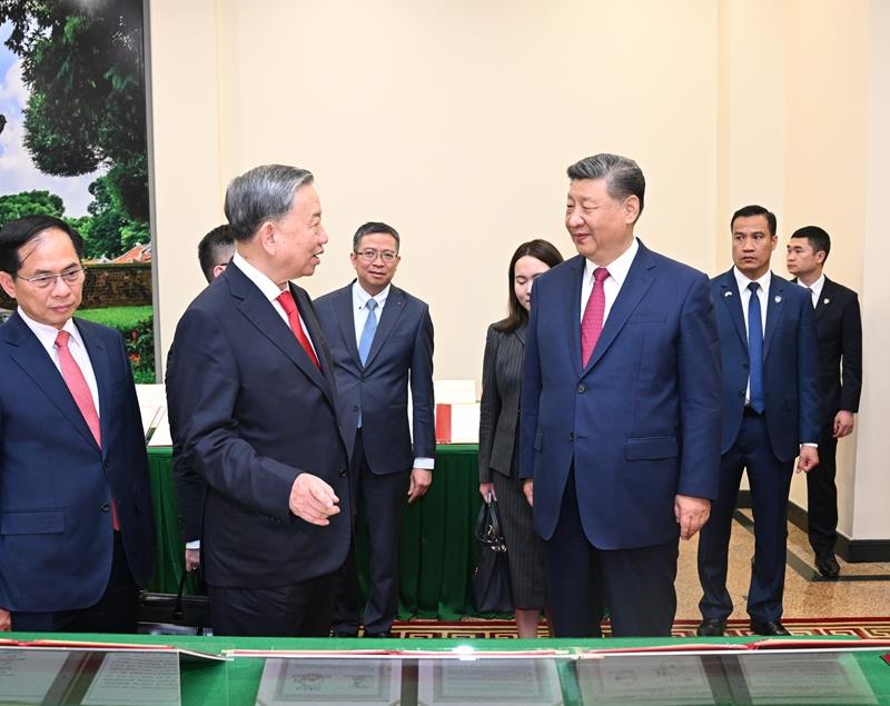 4月14日，習(xí)近平總書記在越共中央駐地同越共中央總書記蘇林舉行會談。這是會談后，兩黨總書記共同見證中越雙方簽署的45份雙邊合作文本展示。