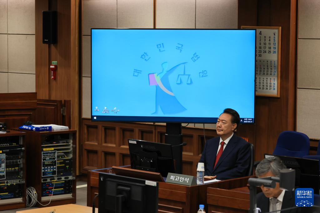4月21日，尹錫悅在韓國(guó)首爾中央地方法院出席庭審。新華社/紐西斯通訊社