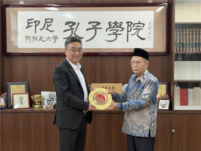 雙方交換禮物。活動(dòng)主辦方供圖