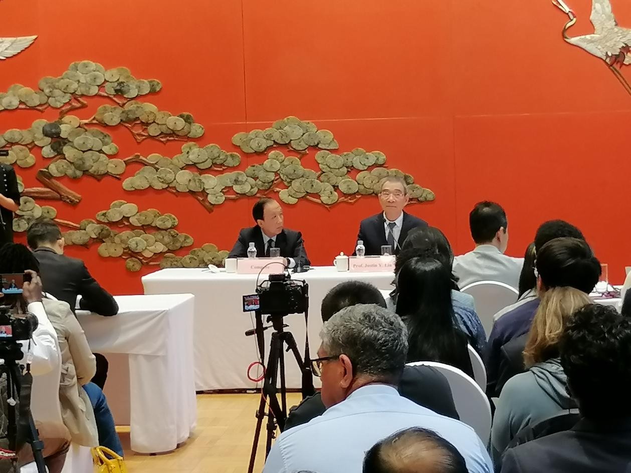 圖為21日舉行的“臨甲7號沙龍”，林毅夫（右一）在回答中外媒體記者的提問。 人民網(wǎng)記者 李瀟攝