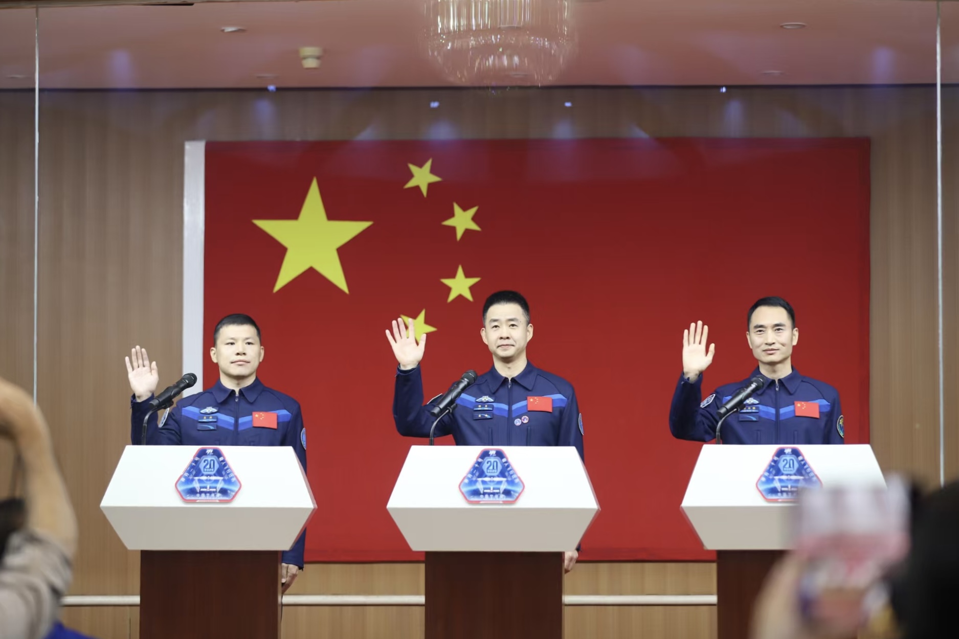 4月23日，神舟二十號(hào)航天員乘組在酒泉衛(wèi)星發(fā)射中心問(wèn)天閣與中外媒體記者集體見(jiàn)面。人民網(wǎng)記者 黃帆攝