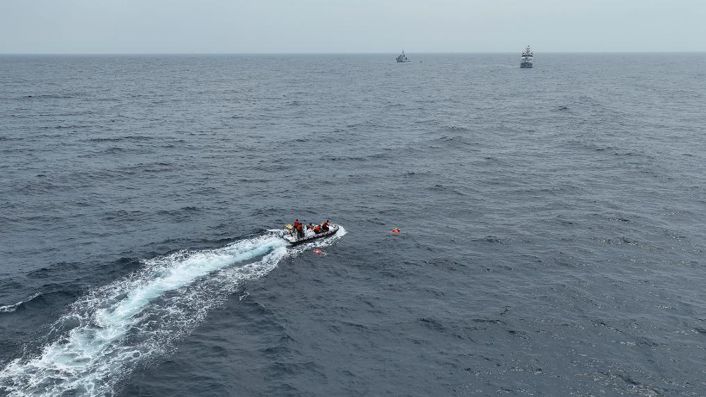 4月23日，中越海警開展海上聯(lián)合搜救演練，模擬營救落水人員。（中國海警供圖）