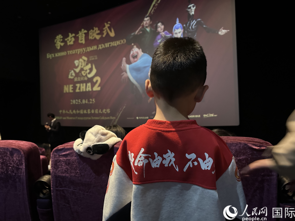 圖為首映式現(xiàn)場，一位小朋友身穿帶有《哪吒2》電影元素的衣服。人民網(wǎng)記者 張朋輝攝
