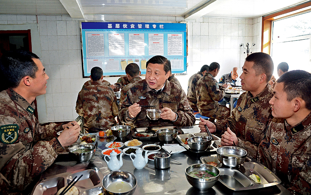 2014年1月26日，習(xí)近平主席專程來到內(nèi)蒙古軍區(qū)邊防某部，親切看望慰問戍邊官兵。這是在連隊(duì)食堂，習(xí)近平主席同戰(zhàn)士們一起用餐。