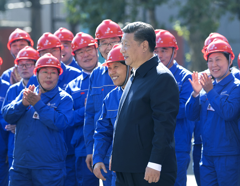 2018年9月26日，在中國一重集團，習近平總書記走到工人中間，同大家親切交流。