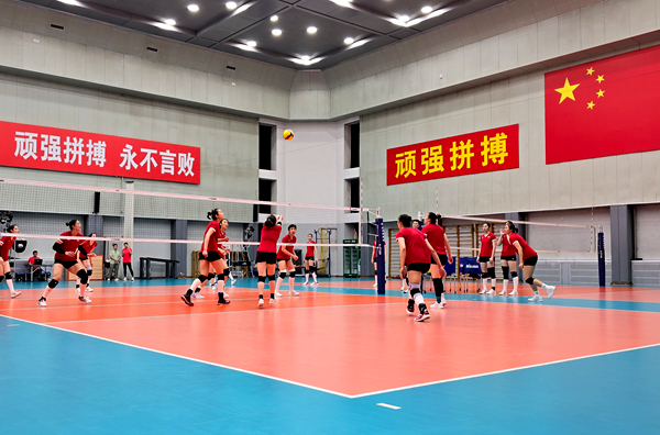 4月28日，中國女排在主教練趙勇的帶領(lǐng)下進(jìn)行訓(xùn)練。人民網(wǎng)記者 胡雪蓉?cái)z