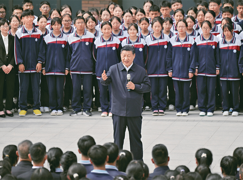 2024年6月18日至19日，中共中央總書記、國家主席、中央軍委主席習(xí)近平在青?？疾?。這是18日下午，習(xí)近平在果洛西寧民族中學(xué)考察時，同師生們親切交流。 新華社記者 岳月偉/攝