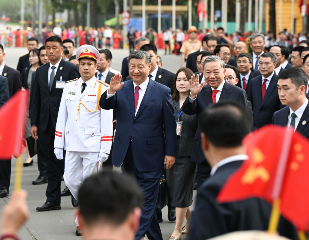 4月14日，中共中央總書記、國家主席習近平抵達河內(nèi)對越南進行國事訪問。當日下午，越共中央總書記蘇林為習近平舉行隆重歡迎儀式。這是歡迎儀式后，習近平和蘇林一同步行前往越共中央駐地舉行會談時，向歡迎人群揮手致意。新華社記者 張領 攝