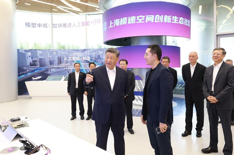 △2025年4月29日，習(xí)近平總書記在上?！澳Ｋ倏臻g”大模型創(chuàng)新生態(tài)社區(qū)，察看大模型產(chǎn)品展示。