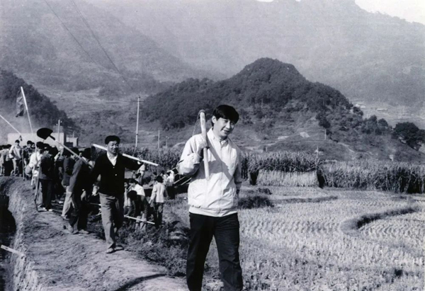 這是1989年，時任福建省寧德地委書記的習(xí)近平帶領(lǐng)地直機(jī)關(guān)千余名干部到寧德縣南漈水利工地參加清溝排障修整水渠勞動。新華社發(fā)