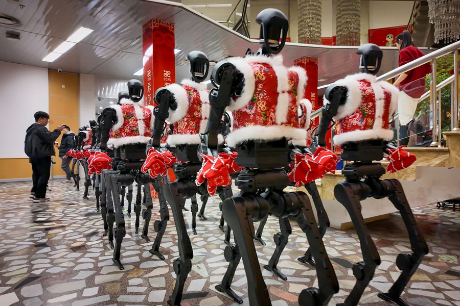 2025年1月28日，杭州宇樹(shù)科技人形機(jī)器人在2025年央視春晚后臺(tái)。新華社發(fā)