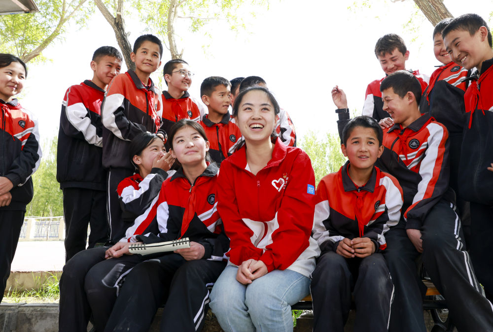 4月23日，在新疆克州阿圖什市哈拉峻鄉(xiāng)謝依特小學，支教教師高淑賢和學生們在一起。
