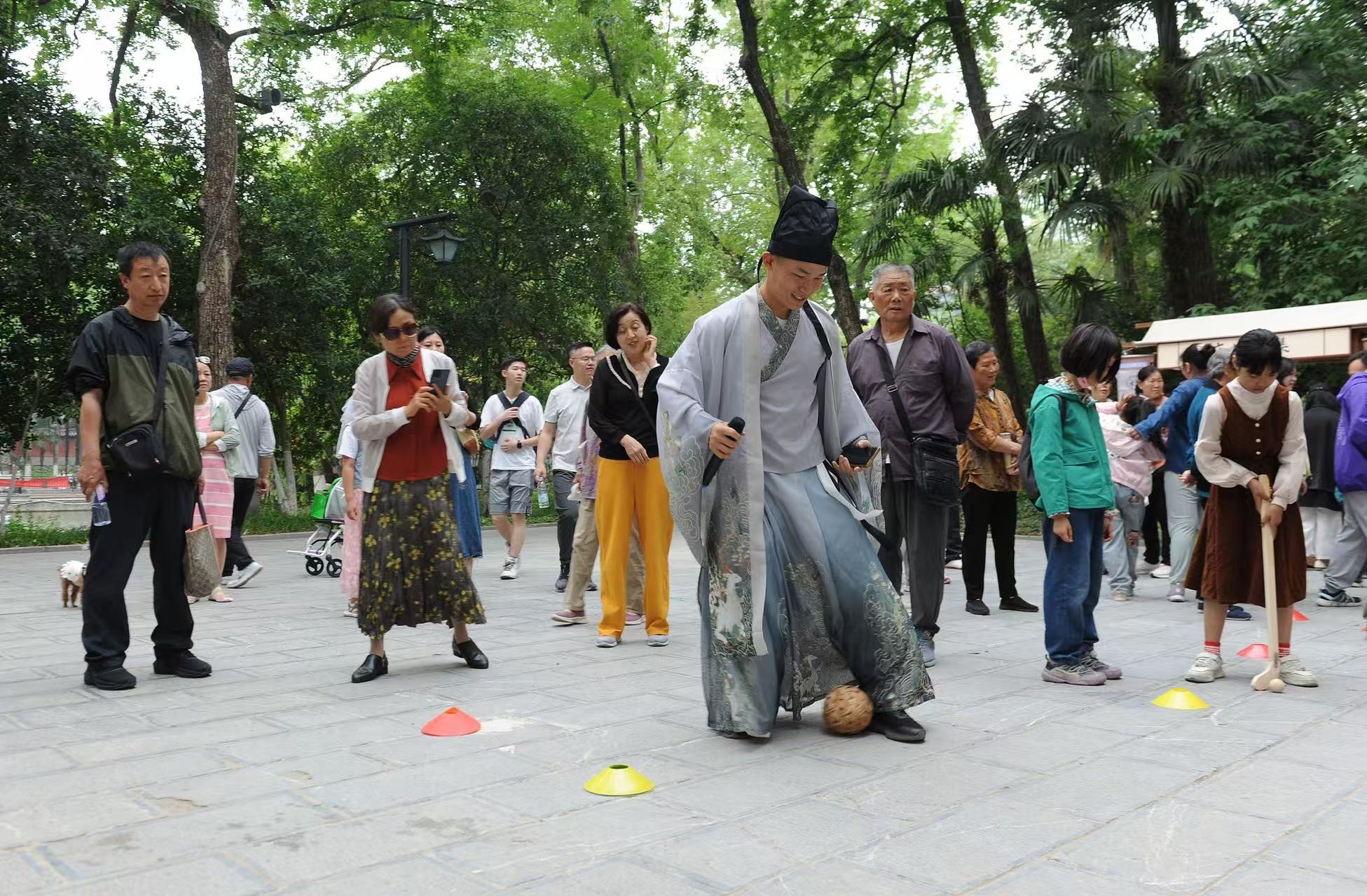 2025年5月3日，安徽省合肥市包公園景區(qū)，游客正在參與“蹴鞠”體育活動(dòng)。（圖片來(lái)源：視覺中國(guó)）